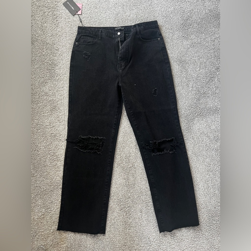 PRETTYLITTLETHING Plus
Black Ripped Long Leg
Straight Jean